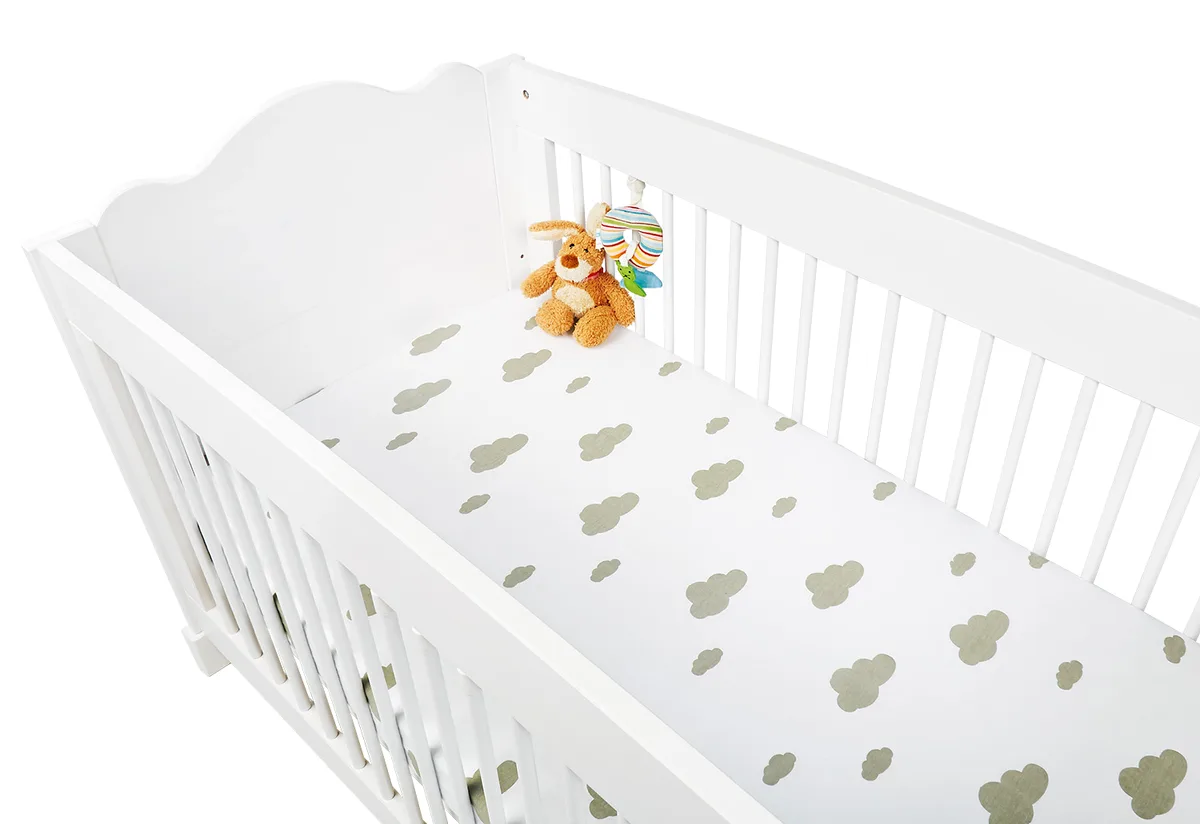Pinolino Spannbettlaken für Baby- und Juniorbetten (2 Stück), Jersey/Graue Wolken - Bild 1